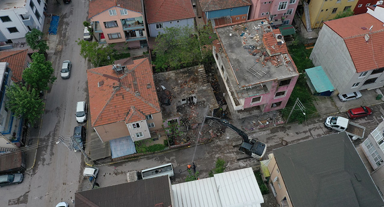 Korfez Ilcesindeki Hasarli Binalar Yikildi